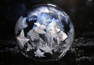 ویدیو جالب از تبدیل شدن حباب به یخ ❄️