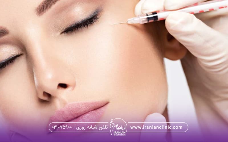 دست دکتری که برای خانم که در حال تزریق مزوتراپی صورت میباشد