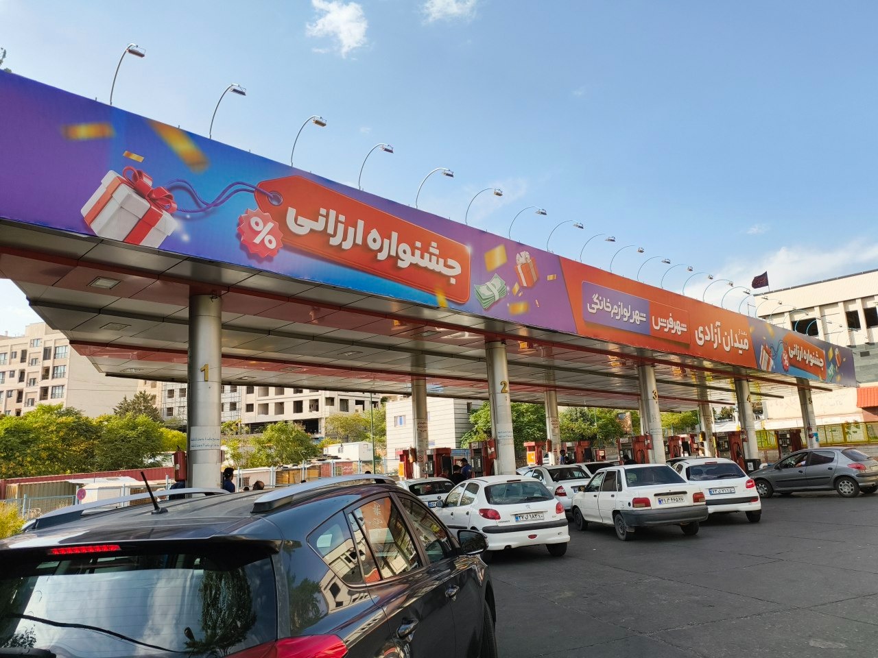 راهنمای جامع و قطعی تبلیغات در جایگاه سوخت؛ استراتژی‌ها، مزایا و معرفی پیشگامان تبلیغات محیطی