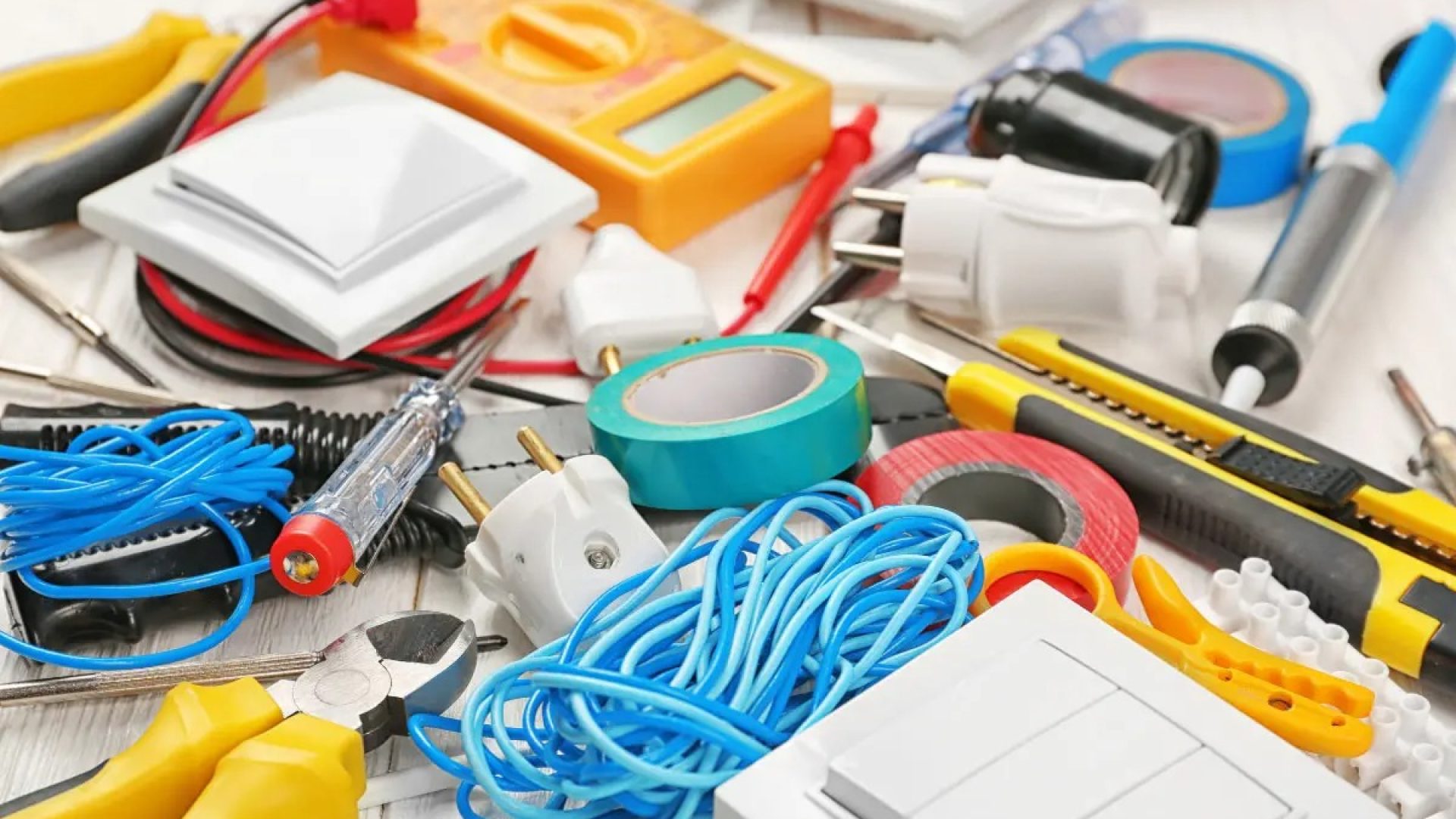 10 اشتباه رایج در خرید تجهیزات برق ساختمان + راهنمای انتخاب اصولی